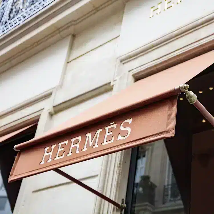 La mantovana illuminata di Luminard è stata installata presso Hermès.